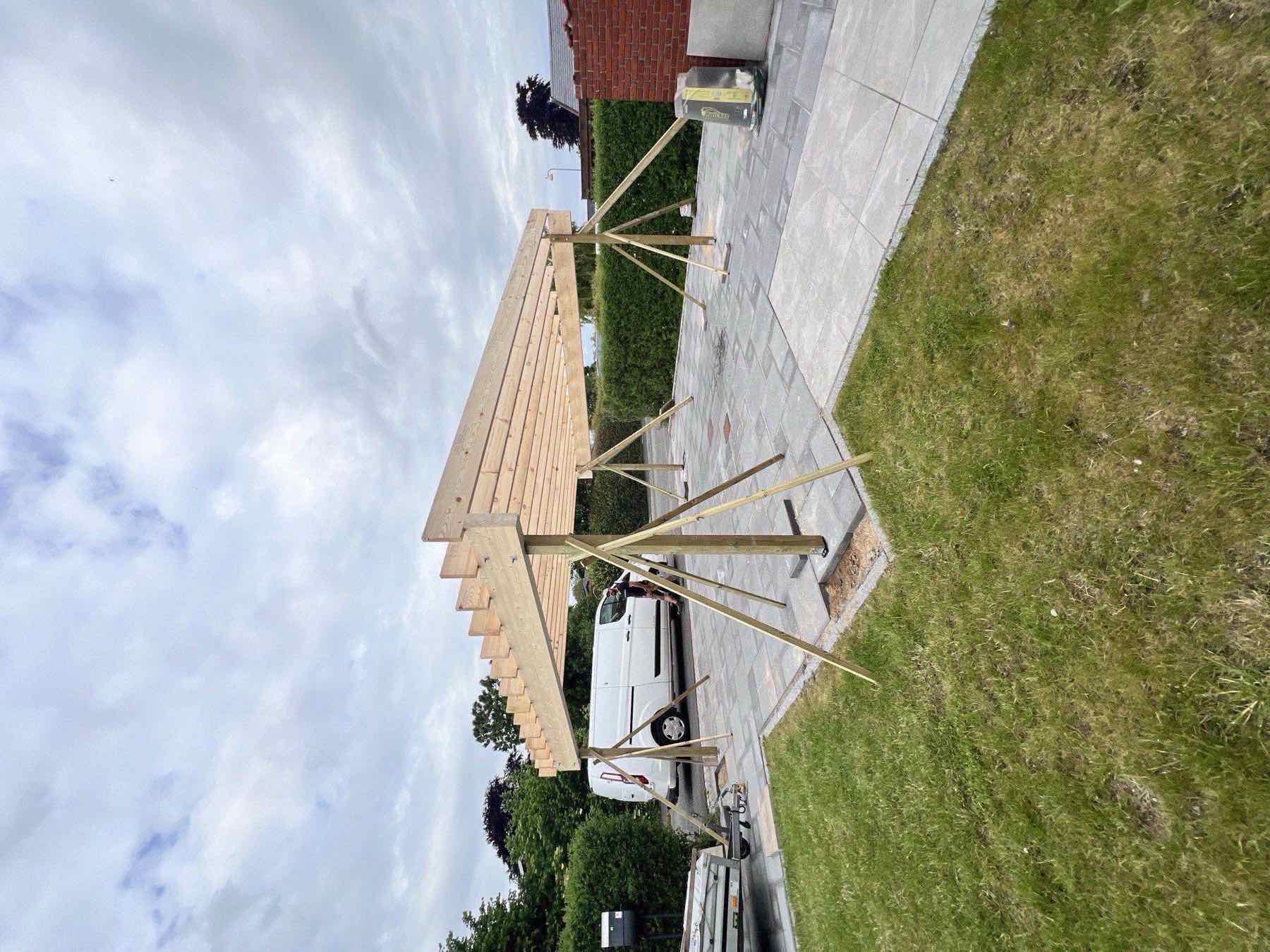 Carport-konstruktion under opførelse