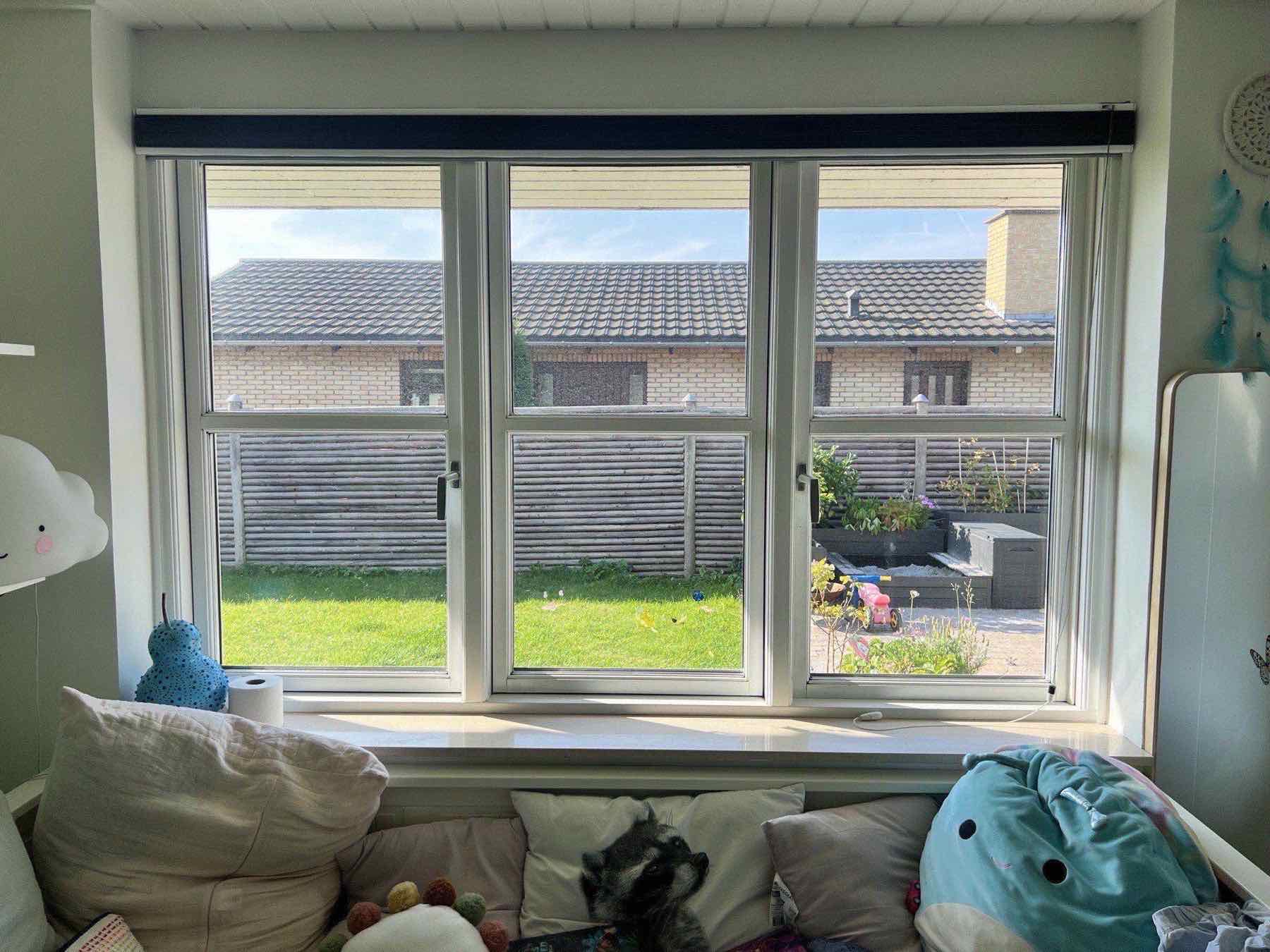 Stor skydedør med glas monteret som terrassedør