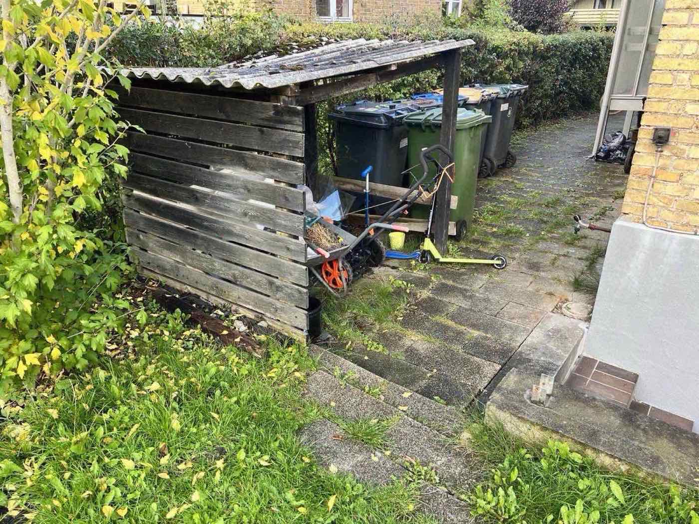 Plankeværk i lærk fra siden