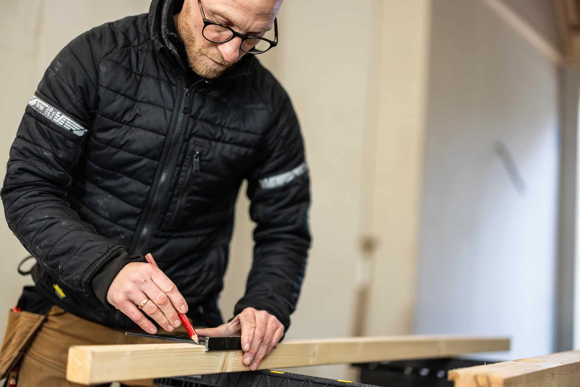 Massiv plankegulv i hvidpigmenteret eg