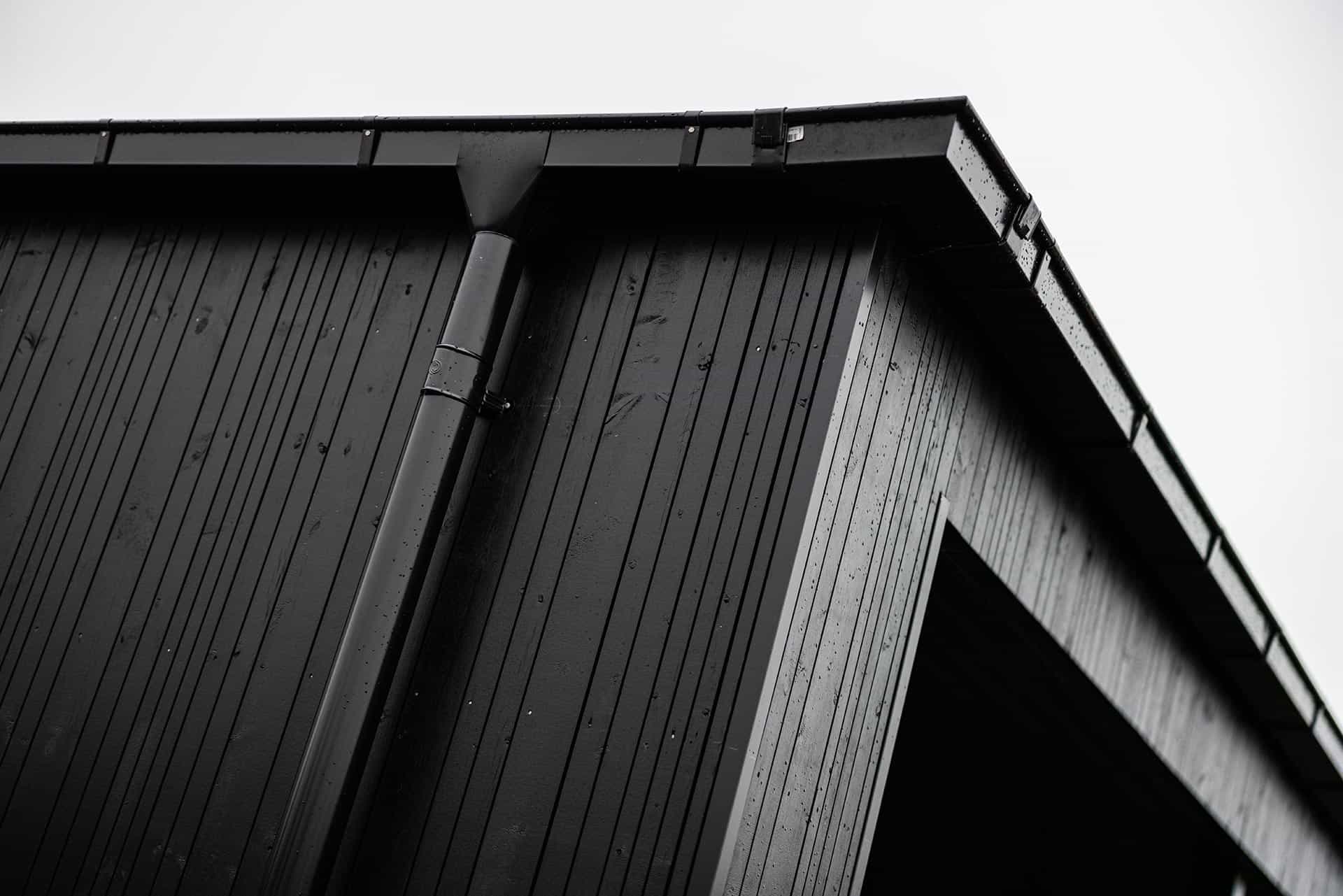 Detail af monteret trægulv med fodlister