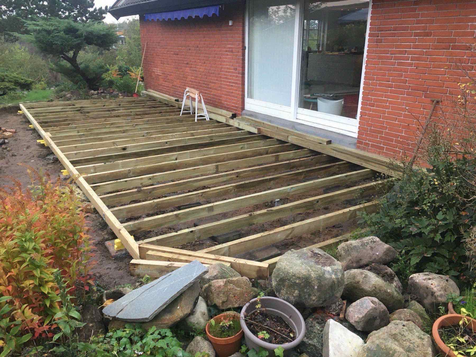 Træterrasse i lærk anlagt af JTN BYG